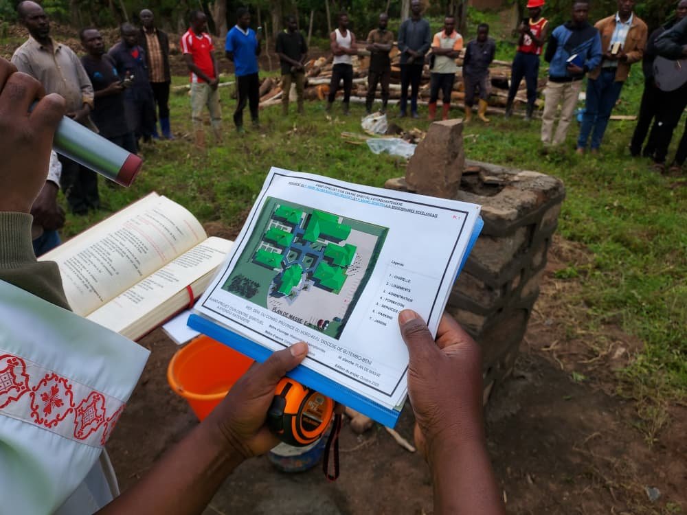 Pose de la première pierre du futur Centre Spirituel de l'Assomption.